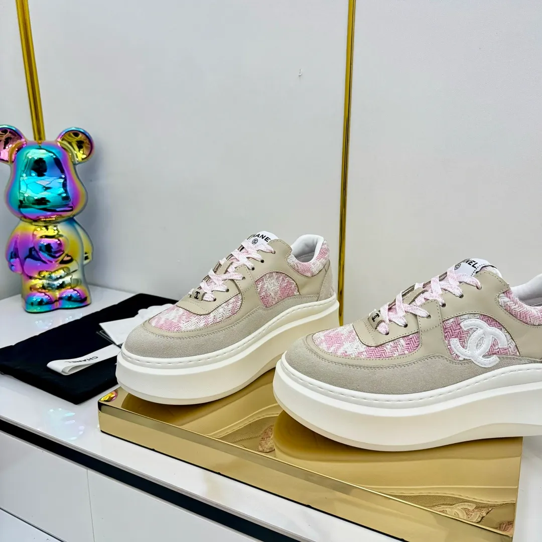 👟👟Ex-factory price 600👟👟 Upgraded version, upgraded version, upgraded version! No rebuttal accepted! ! ! ! Chanel Chanel panda shoes! 2025 counter's top casual sports shoes. This classic design; the upper is electro-embroidered with a variety of techniques; the outsole is fashionable and sporty; the unusual inclusion of a variety of color matching elements... The diversified mix and match is very good-looking and versatile, and can be used for leisure, fashion, sports, and outdoor... ꫛꫀꪝ Go➫ Materials: ❶Upper made of: original imported first-layer silk cowhide + original waterproof cloth + original first-layer cowhide ❷Inner lining: Original Yangli+Net ❸Outsole based on: Original TPU combination outsole Counter boutique packaging complete set for women 35–41 👉 👉 👉 👉 👉